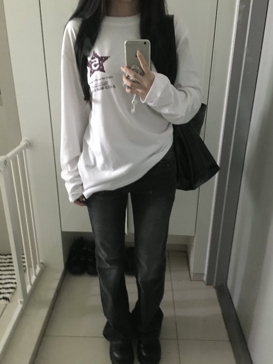 mymoouo's tweet photo. #RT이벤트 #RT+마음이벤트

비디오자키 26FW 신상 발매 기념! 추첨을 통해 5분께 비디오자키 >비비 후디<를 보내드립니다🌀(색상 랜덤 발송)

이 긴팔티 뒷면에 땡땡이 별 포인트가 넘 기엽지 않나요 ..★ 비디오자키 이번 신상 ㅈㅉ 잘 뽑으셨다 💕 https://t.co/bqvYpHuBtS