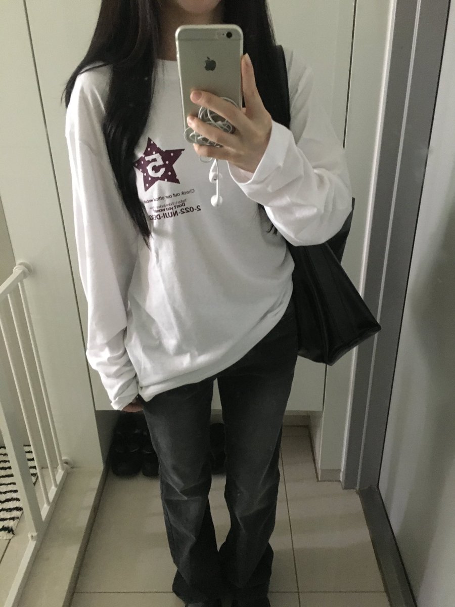 mymoouo's tweet photo. #RT이벤트 #RT+마음이벤트

비디오자키 26FW 신상 발매 기념! 추첨을 통해 5분께 비디오자키 >비비 후디<를 보내드립니다🌀(색상 랜덤 발송)

이 긴팔티 뒷면에 땡땡이 별 포인트가 넘 기엽지 않나요 ..★ 비디오자키 이번 신상 ㅈㅉ 잘 뽑으셨다 💕 https://t.co/bqvYpHuBtS