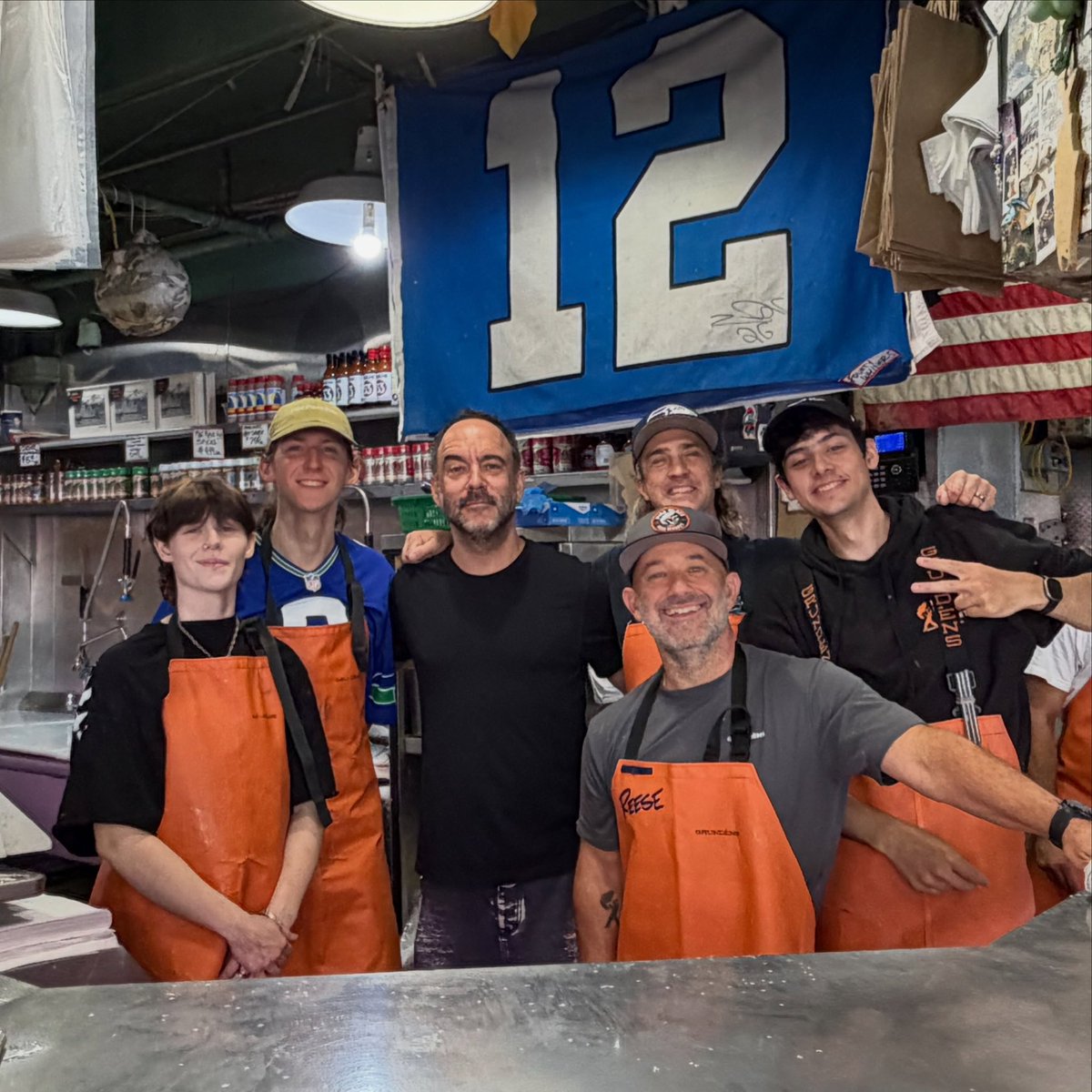 DMBGorgeCrew's tweet photo. Dave throwing some fish around @pikeplacefish 🐟 

#dmb #davematthewsband #davematthews #dmbgorgecrew #dmbgc https://t.co/LK1dwCj7Xc