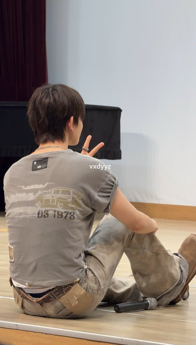 ployly_o's tweet photo. ผู้ชายให้หวยหาตังไปลงไซน์🧐🤣
#EVAN https://t.co/xUZR19MYso