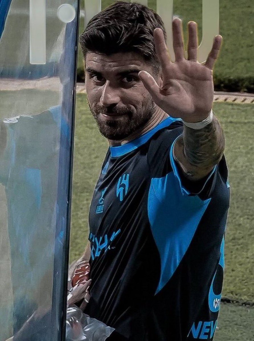 _e111's tweet photo. أتمنى من جمهور الهلال التنسيق مع قائد القوة الزرقاء لرفع بنر دعم لروبن نيفيز في مباراة الغرافة بعد ثلاثة أيام وقوفًا معه بعد ما تعرض له في مباراة التعاون الأخيرة.
رتweet + منشن القوة الزرقاء وإن شاء الله توصلهم الفكرة. https://t.co/4kwcLnZZZZ
