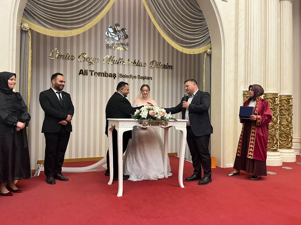 FeyzullahTORLAK's tweet photo. Komşularımızdan Ahmet Güneş'in kızı Cansu ve Yasin çiftimizin nikah merasimine şahitlik ettik.

Yeni evlenen çiftimize iki cihan saadeti dilerim. 

@abdullahozdemir
@rabiyakazak
@DegemDeniz
@ak_sancaktepe https://t.co/TepicftZTA