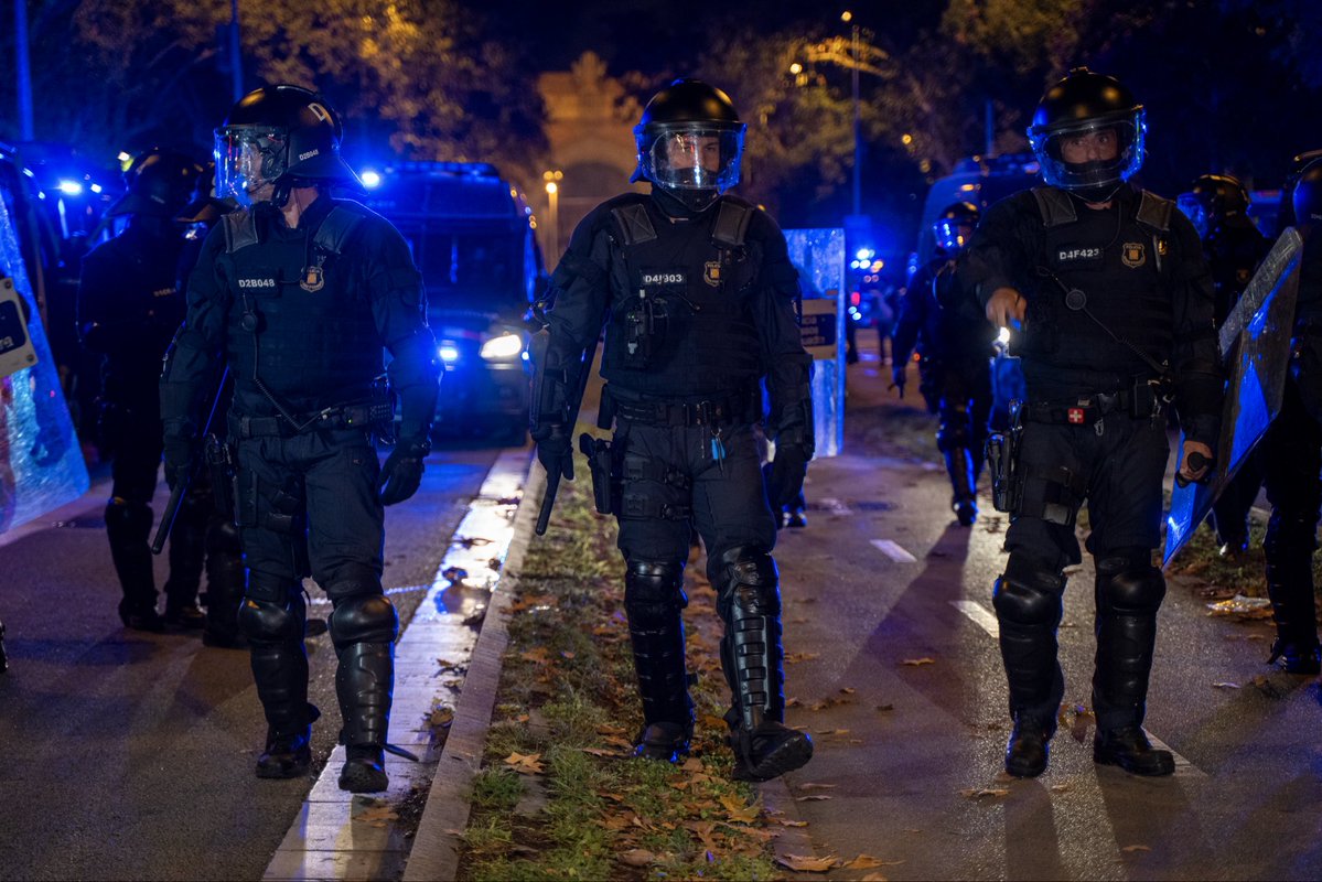 XavierMostacero's tweet photo. Algunes fotos de la darrera #diada per Getty Images https://t.co/kaLsJEA7Da