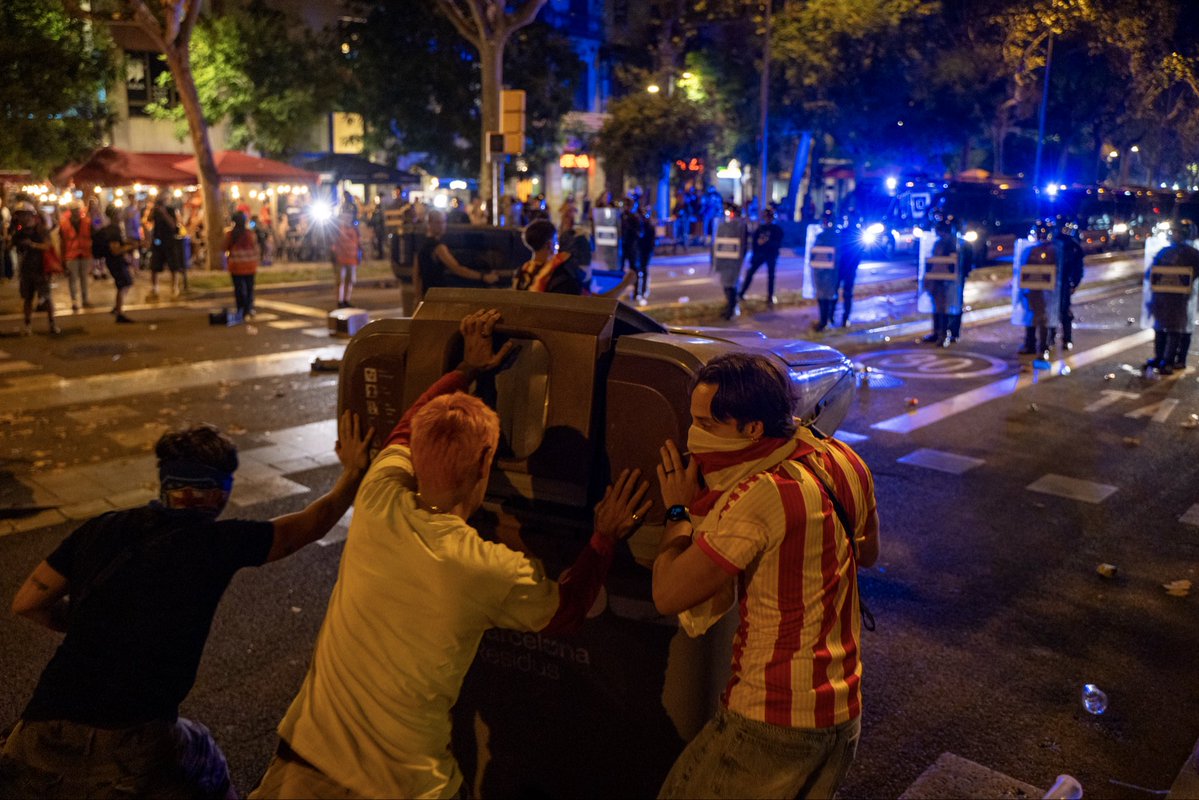 XavierMostacero's tweet photo. Algunes fotos de la darrera #diada per Getty Images https://t.co/kaLsJEA7Da