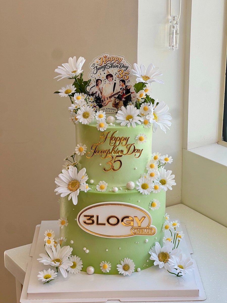 HappyJS_'s tweet photo. #씨엔블루 #CNBLUE #leejungshin
 #이정신 #ジョンシン
#HappyJungshinDay35
 이정신의 35살 생일을 축하하는 생일케이크를 3LOGY앙코르 무대에 올렸습니다. 함께 응원해주신 해피정신친구들 정말 감사합니다 https://t.co/VTRhil6cRi