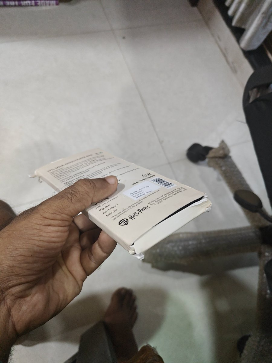 sawantamit84's tweet photo. what @blinkitcares shows and what it delivers.. the box is torned.. chocolate is all broken inside.. https://t.co/RKbGxovOYu