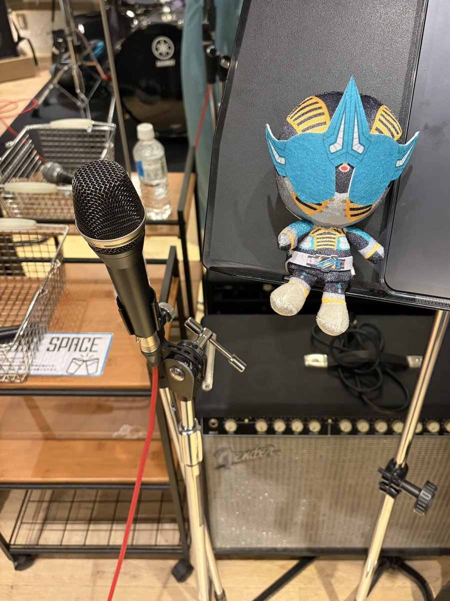 sayaka_v_v's tweet photo. 特撮バンド2回目の練習でした。
曲が増えてきてわくわくします。
あとカイザの日なのでお祝いしました🥂 https://t.co/f04iYD8qey