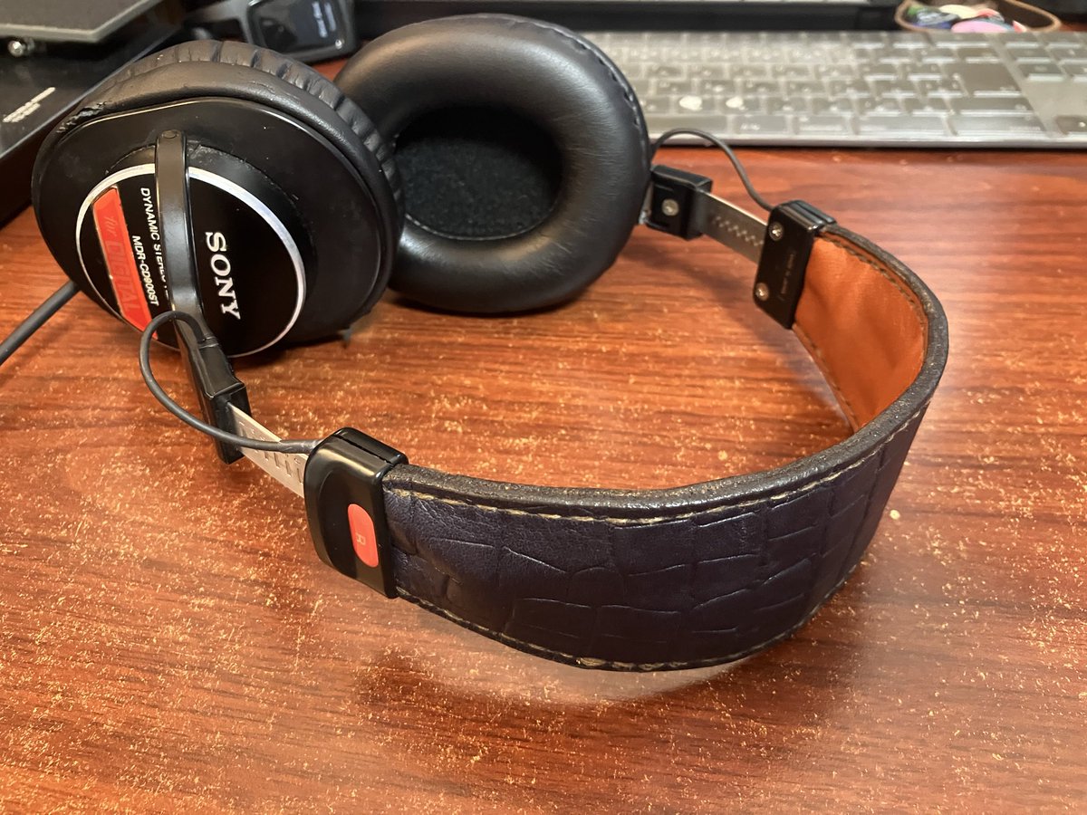 nbchang's tweet photo. 16年は使っているSONYのヘッドホン🎧のへたった頭の部分をアプデした https://t.co/3Xi5fYKKHa