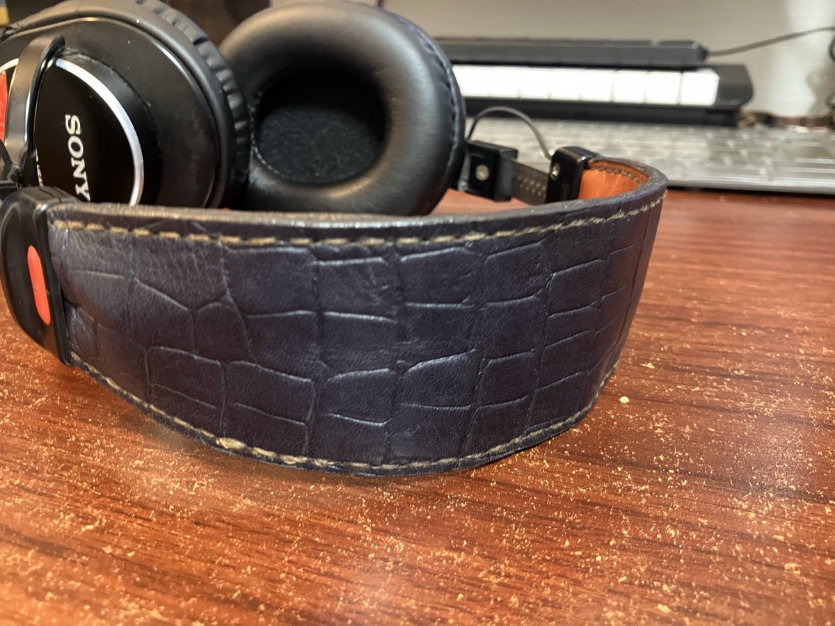 nbchang's tweet photo. 16年は使っているSONYのヘッドホン🎧のへたった頭の部分をアプデした https://t.co/3Xi5fYKKHa
