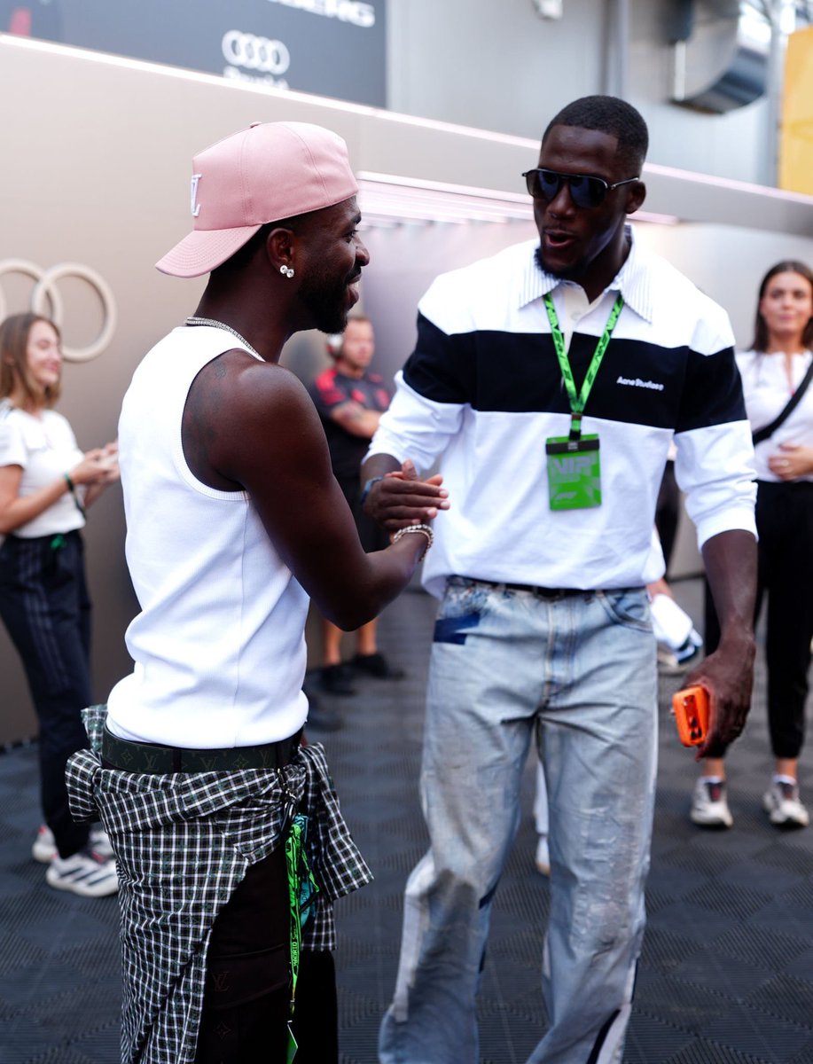 MadridXtra's tweet photo. Vinicius Jr with Konate. 🤝 https://t.co/ytbDWyBtKv