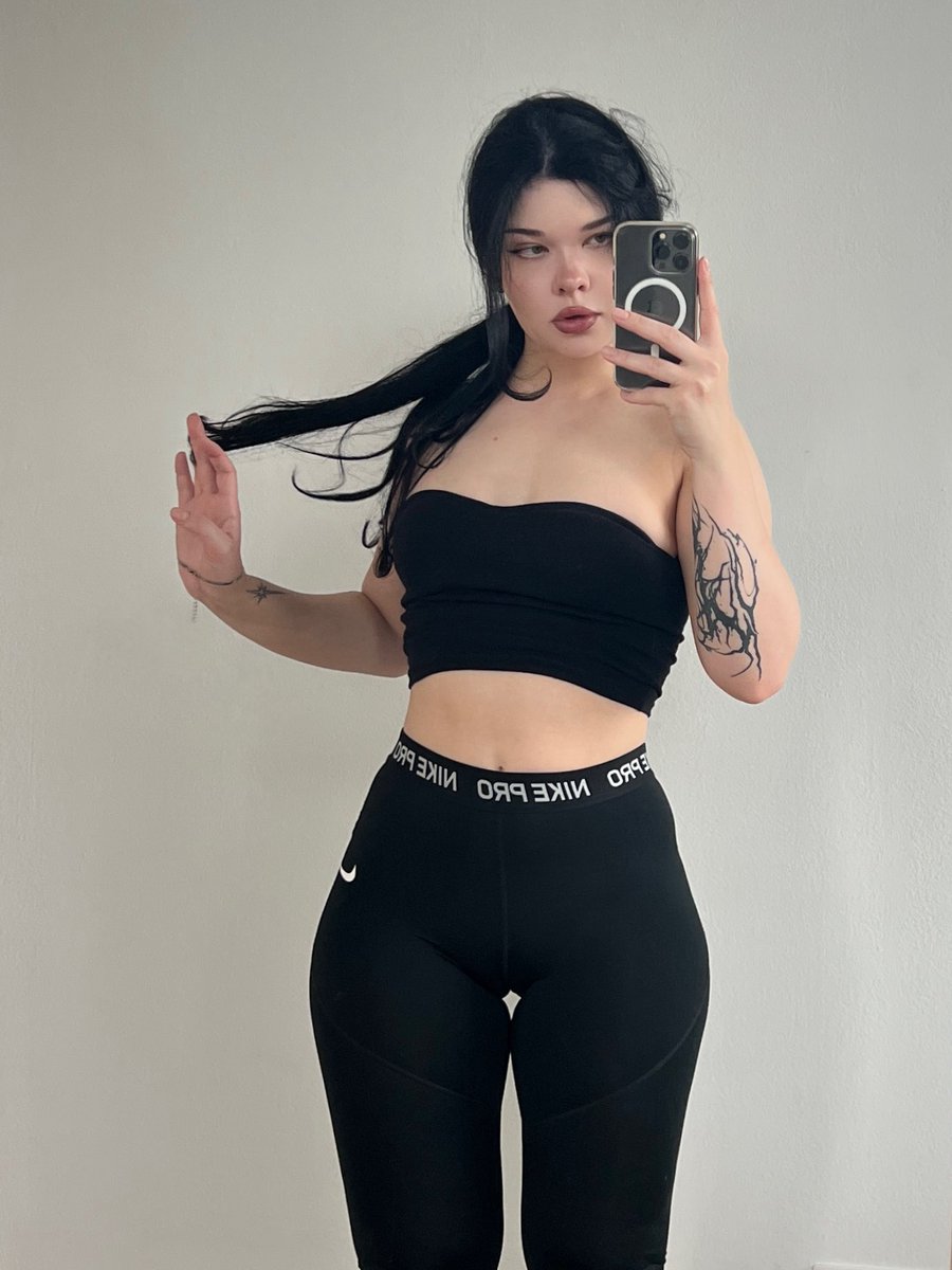 AnnaVeeX's tweet photo. Haven’t been to the gym for a long time.. How’s my form?
#nikepro #gymgirls #fitgirls #leggings https://t.co/wtSsE5gQW5