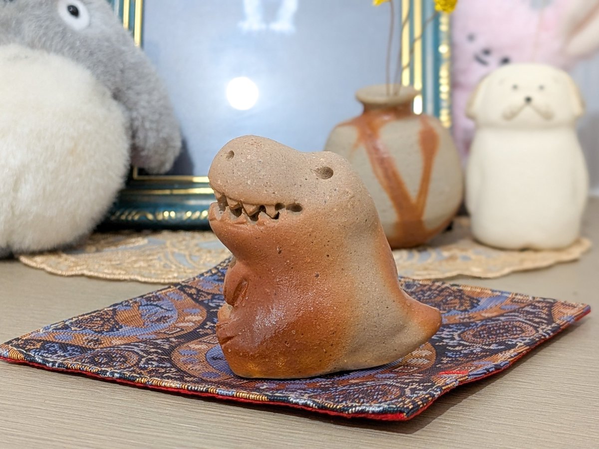 doma_doll's tweet photo. 恐竜の備前焼ガチャ、こんなのもう回すしかないじゃん…！
かわいすぎるティラノザウルスが出ました🦖🫶 https://t.co/jaUrvQozK4