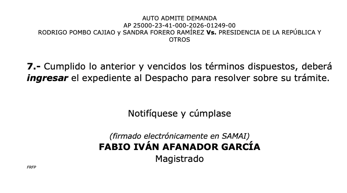 MCarvajalinoV's tweet photo. Ante el Tribunal Administrativo de Cundinamarca se presentó una acción popular que pretende suspender las zonas de reserva campesina, los territorios campesinos agroalimentarios, las áreas de especial protección para la producción de alimentos y las zonas de reserva temporal de los recursos naturales. Solicitud elevada con carácter de urgencia que no se consultado o dado a conocer a los campesinos que trabajan esas tierras.

Los demandantes, el abogado Rodrigo Pombo y la concejal de Bogotá, y directora por muchos años de la cámara colombiana de la construcción, Sandra Forero, le piden al Tribunal dejar sin efectos todas las normas y decisiones relativas a estos asuntos y que se ordene al ejecutivo abstenerse de tomar decisiones sobre esto bajo el argumento de armonizar los instrumentos de ordenamiento y las determinantes mediante la reforma de la ley orgánica de ordenamiento territorial. No solo se acaban las territorialidades sino que se le impide al ejecutivo avanzar en ellas.

Es decir, se trata de tumbar el reconocimiento de los territorios campesinos sobre cerca de un millón quinientas mil hectáreas y levantar la protección del suelo agropecuaria para la producción de alimentos sobre más de novecientas mil hectáreas. Se trata de negar la protección sobre los sistemas agroalimentarios de la agricultura campesina. ¿los territorios agropecuarios entonces para qué y para quienes?

En los próximos días el Tribunal decidirá si se acaban en Colombia los territorios campesinos y las zonas de producción de alimentos, pues los demandantes han pedido esto como medida previa al proceso judicial.
¿Se quedarán las organizaciones campesinas sin sus planes de vida y desarrollo sostenible, y los suelos supeditados a los intereses rentísticos de los cambios de uso?.

Ello en medio de la alerta más severa por los impactos del fenómeno del niño en la producción de alimentos, que asegura desde ya, un incremento en el precio de los alimentos. Así que los efectos de tal pretensión no ponen hoy en riesgo a quienes viven y trabajan en esas dos millones cuatrocientas mil hectáreas, sino a todos los que vivimos en las ciudades y dependemos de la agricultura campesina para poner comida en nuestras mesas.

¡Lo bueno! La acción popular es un mecanismo constitucional de participación ciudadana amplio y dirigido a proteger los derechos e intereses colectivos, su carácter permite que todos los ciudadanos puedan intervenir en ella. Así que las organizaciones agrarias y ambientales, de la sociedad civil, la academia, y en general todos pueden intervenir.

Quienes crean que lo pretendido puede afectar directamente sus intereses pueden, sin requerir un abogado para ello, pedir hacerse parte como terceros interesados y presentar pruebas, argumentos y defender sus derechos, también se pueden hacer parte como coadyuvantes, para apoyar la demanda u oponerse a ella y ejercer los derechos procesales para ello.

Los ciudadanos pueden consultar el curso de este proceso constitucional con el numero que le ha asignado 25000-23-41-000-2026-01249-00 el Tribunal Administrativo de Cundinamarca en el sistema de consultas de la jurisdicción contenciosa https://t.co/7yXdzHrezi.

Estos debates son fundamentales en dos aspectos: el primero el reconocimiento del campesinado como sujeto de especial protección constitucional como lo mandata hoy el artículo 64 de la Constitución Política; el segundo la protección constitucional a la producción de alimentos dirigida a garantizar la seguridad y la soberanía alimentaria como orden del artículo 65 de nuestra Constitución.

PD. Cursa también en el Consejo de Estado una acción pública de simple nulidad contra las resoluciones que incorporaron el reconocimiento del campesinado a la definición y delimitación de la frontea agropecuaria, un compromiso con los campesinos parameros y todos aquellos que han sido relegados a los bordes de nuestras fronteras agrarias por la concentración y el acaparamiento y que hoy se pretende tumbar ante un estrado judicial. El radicado para consultar ante el Consejo de Estado es 11001032400020260034000