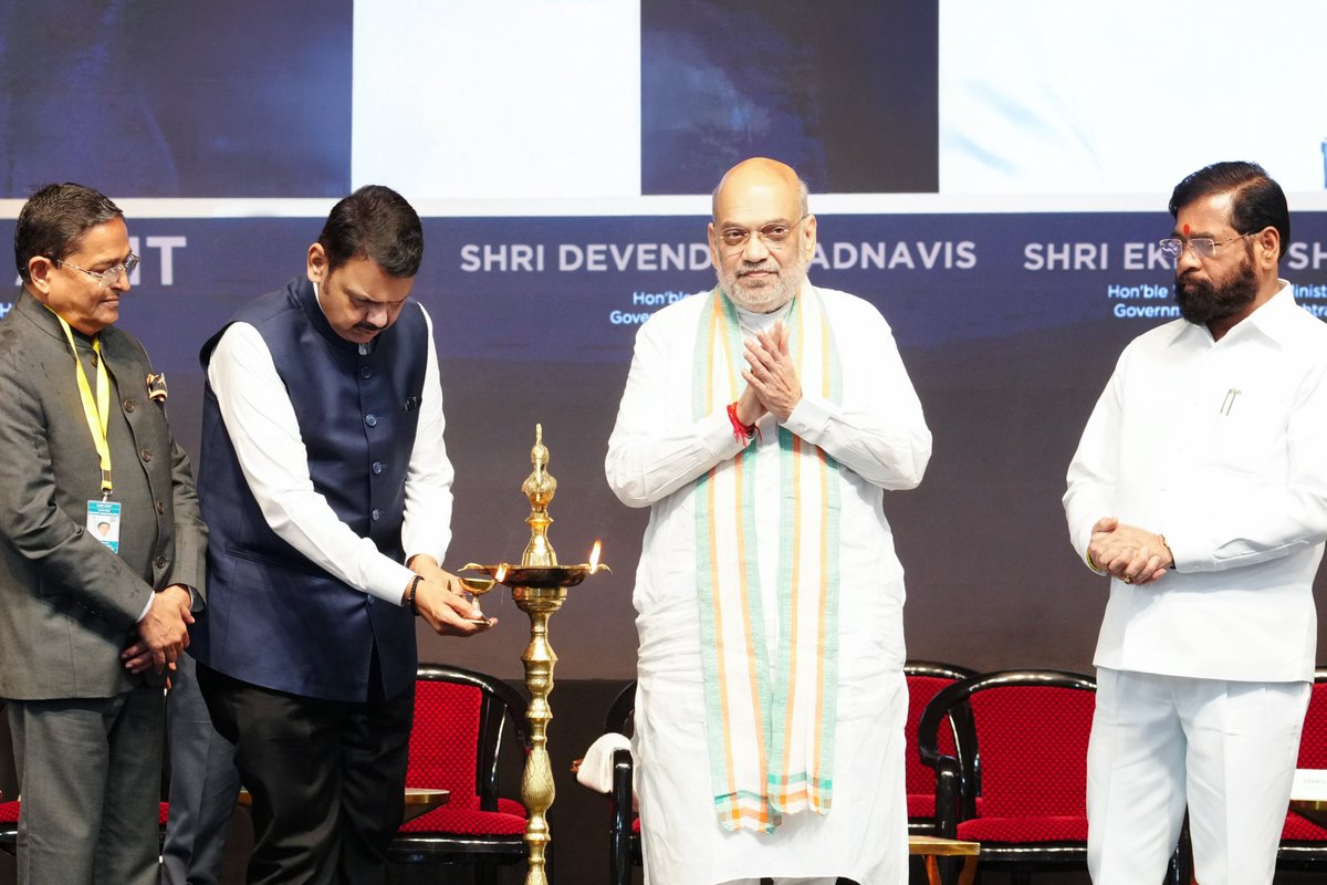 CMOMaharashtra's tweet photo. 🔸 Distribution of the ‘52nd India Gems & Jewellery Awards’ at the hands of Union Home and Cooperation Minister Amit Shah in the presence of CM Devendra Fadnavis.
DCM Eknath Shinde, Gujarat DCM Harsh Sanghavi, Minister Adv. Ashish Shelar, Chairman of the Gem & Jewellery Export Promotion Council (GJEPC) Kirit Bhansali and other dignitaries were present.

🔸 केंद्रीय गृह व सहकार मंत्री अमित शाह यांच्या हस्ते आणि मुख्यमंत्री देवेंद्र फडणवीस यांच्या प्रमुख उपस्थितीत ‘52 व्या इंडिया जेम्स अँड ज्वेलरी अवॉर्ड्स'चे वितरण.
यावेळी उपमुख्यमंत्री एकनाथ शिंदे, गुजरातचे उपमुख्यमंत्री हर्ष संघवी, मंत्री ॲड. आशिष शेलार, जेम अँड ज्वेलरी एक्सपोर्ट प्रमोशन कौन्सिल (GJEPC) चे अध्यक्ष किरीट भंसाली व इतर मान्यवर उपस्थित होते.

🔸केंद्रीय गृह एवं सहकारिता मंत्री अमित शाह इनके करकमलों से एवं मुख्यमंत्री देवेंद्र फडणवीस इनकी प्रमुख उपस्थिति में ‘52वें इंडिया जेम्स एंड ज्वेलरी अवॉर्ड्स’ का वितरण।
इस अवसर पर उप मुख्यमंत्री एकनाथ शिंदे, गुजरात के उप मुख्यमंत्री हर्ष संघवी, मंत्री एड. आशिष शेलार, जेम एंड ज्वेलरी एक्सपोर्ट प्रमोशन काउंसिल (GJEPC) के अध्यक्ष किरीट भंसाली एवं अन्य मान्यवर उपस्थित थे।

🕝2.30pm | 13-9-2026📍BKC, Mumbai | दु. २.३० वा. | १३-९-२०२६📍बीकेसी, मुंबई.

@AmitShah @Dev_Fadnavis @mieknathshinde @sanghaviharsh @ShelarAshish @GJEPCIndia @GovindLDholakia
#Maharashtra #DevendraFadnavis #52ndIGJA