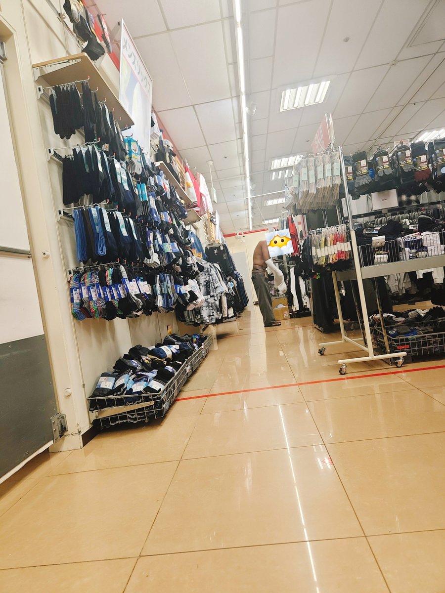 funa2784's tweet photo. #しまむら の店内に裸の外国人がいる
と、思ったら、裸の上にシャツの試着を
何枚も。
ごめん、異文化交流は無理だわ。
汗と香水、きつい匂い付くよね。
店員も見て見ぬふりをする。
もう、ここはインドなのかも知れない
パッケージされた商品しか買わないことにしよう。 https://t.co/64P6IadzI6