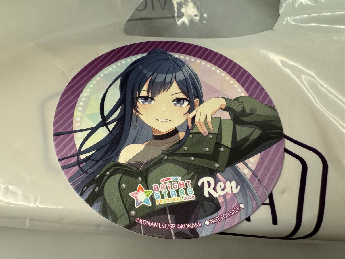 hideon1003's tweet photo. そしてライブ間に合うかどうかの瀬戸際で駆け込みで買ったドリンクのノベルティ、後でみたら蓮だった！
なんたる奇跡！！ https://t.co/itmxYUAMNx