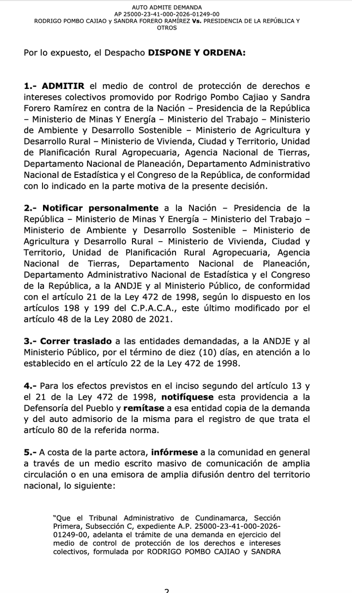 MCarvajalinoV's tweet photo. Ante el Tribunal Administrativo de Cundinamarca se presentó una acción popular que pretende suspender las zonas de reserva campesina, los territorios campesinos agroalimentarios, las áreas de especial protección para la producción de alimentos y las zonas de reserva temporal de los recursos naturales. Solicitud elevada con carácter de urgencia que no se consultado o dado a conocer a los campesinos que trabajan esas tierras.

Los demandantes, el abogado Rodrigo Pombo y la concejal de Bogotá, y directora por muchos años de la cámara colombiana de la construcción, Sandra Forero, le piden al Tribunal dejar sin efectos todas las normas y decisiones relativas a estos asuntos y que se ordene al ejecutivo abstenerse de tomar decisiones sobre esto bajo el argumento de armonizar los instrumentos de ordenamiento y las determinantes mediante la reforma de la ley orgánica de ordenamiento territorial. No solo se acaban las territorialidades sino que se le impide al ejecutivo avanzar en ellas.

Es decir, se trata de tumbar el reconocimiento de los territorios campesinos sobre cerca de un millón quinientas mil hectáreas y levantar la protección del suelo agropecuaria para la producción de alimentos sobre más de novecientas mil hectáreas. Se trata de negar la protección sobre los sistemas agroalimentarios de la agricultura campesina. ¿los territorios agropecuarios entonces para qué y para quienes?

En los próximos días el Tribunal decidirá si se acaban en Colombia los territorios campesinos y las zonas de producción de alimentos, pues los demandantes han pedido esto como medida previa al proceso judicial.
¿Se quedarán las organizaciones campesinas sin sus planes de vida y desarrollo sostenible, y los suelos supeditados a los intereses rentísticos de los cambios de uso?.

Ello en medio de la alerta más severa por los impactos del fenómeno del niño en la producción de alimentos, que asegura desde ya, un incremento en el precio de los alimentos. Así que los efectos de tal pretensión no ponen hoy en riesgo a quienes viven y trabajan en esas dos millones cuatrocientas mil hectáreas, sino a todos los que vivimos en las ciudades y dependemos de la agricultura campesina para poner comida en nuestras mesas.

¡Lo bueno! La acción popular es un mecanismo constitucional de participación ciudadana amplio y dirigido a proteger los derechos e intereses colectivos, su carácter permite que todos los ciudadanos puedan intervenir en ella. Así que las organizaciones agrarias y ambientales, de la sociedad civil, la academia, y en general todos pueden intervenir.

Quienes crean que lo pretendido puede afectar directamente sus intereses pueden, sin requerir un abogado para ello, pedir hacerse parte como terceros interesados y presentar pruebas, argumentos y defender sus derechos, también se pueden hacer parte como coadyuvantes, para apoyar la demanda u oponerse a ella y ejercer los derechos procesales para ello.

Los ciudadanos pueden consultar el curso de este proceso constitucional con el numero que le ha asignado 25000-23-41-000-2026-01249-00 el Tribunal Administrativo de Cundinamarca en el sistema de consultas de la jurisdicción contenciosa https://t.co/7yXdzHrezi.

Estos debates son fundamentales en dos aspectos: el primero el reconocimiento del campesinado como sujeto de especial protección constitucional como lo mandata hoy el artículo 64 de la Constitución Política; el segundo la protección constitucional a la producción de alimentos dirigida a garantizar la seguridad y la soberanía alimentaria como orden del artículo 65 de nuestra Constitución.

PD. Cursa también en el Consejo de Estado una acción pública de simple nulidad contra las resoluciones que incorporaron el reconocimiento del campesinado a la definición y delimitación de la frontea agropecuaria, un compromiso con los campesinos parameros y todos aquellos que han sido relegados a los bordes de nuestras fronteras agrarias por la concentración y el acaparamiento y que hoy se pretende tumbar ante un estrado judicial. El radicado para consultar ante el Consejo de Estado es 11001032400020260034000