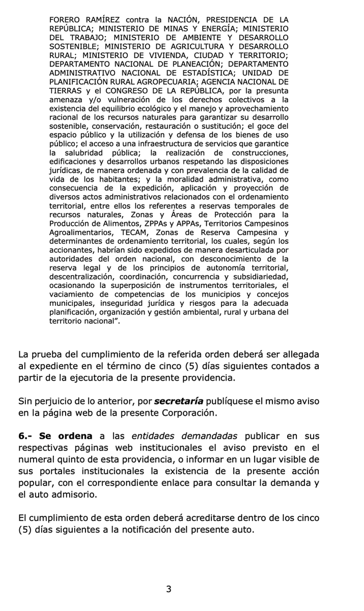 MCarvajalinoV's tweet photo. Ante el Tribunal Administrativo de Cundinamarca se presentó una acción popular que pretende suspender las zonas de reserva campesina, los territorios campesinos agroalimentarios, las áreas de especial protección para la producción de alimentos y las zonas de reserva temporal de los recursos naturales. Solicitud elevada con carácter de urgencia que no se consultado o dado a conocer a los campesinos que trabajan esas tierras.

Los demandantes, el abogado Rodrigo Pombo y la concejal de Bogotá, y directora por muchos años de la cámara colombiana de la construcción, Sandra Forero, le piden al Tribunal dejar sin efectos todas las normas y decisiones relativas a estos asuntos y que se ordene al ejecutivo abstenerse de tomar decisiones sobre esto bajo el argumento de armonizar los instrumentos de ordenamiento y las determinantes mediante la reforma de la ley orgánica de ordenamiento territorial. No solo se acaban las territorialidades sino que se le impide al ejecutivo avanzar en ellas.

Es decir, se trata de tumbar el reconocimiento de los territorios campesinos sobre cerca de un millón quinientas mil hectáreas y levantar la protección del suelo agropecuaria para la producción de alimentos sobre más de novecientas mil hectáreas. Se trata de negar la protección sobre los sistemas agroalimentarios de la agricultura campesina. ¿los territorios agropecuarios entonces para qué y para quienes?

En los próximos días el Tribunal decidirá si se acaban en Colombia los territorios campesinos y las zonas de producción de alimentos, pues los demandantes han pedido esto como medida previa al proceso judicial.
¿Se quedarán las organizaciones campesinas sin sus planes de vida y desarrollo sostenible, y los suelos supeditados a los intereses rentísticos de los cambios de uso?.

Ello en medio de la alerta más severa por los impactos del fenómeno del niño en la producción de alimentos, que asegura desde ya, un incremento en el precio de los alimentos. Así que los efectos de tal pretensión no ponen hoy en riesgo a quienes viven y trabajan en esas dos millones cuatrocientas mil hectáreas, sino a todos los que vivimos en las ciudades y dependemos de la agricultura campesina para poner comida en nuestras mesas.

¡Lo bueno! La acción popular es un mecanismo constitucional de participación ciudadana amplio y dirigido a proteger los derechos e intereses colectivos, su carácter permite que todos los ciudadanos puedan intervenir en ella. Así que las organizaciones agrarias y ambientales, de la sociedad civil, la academia, y en general todos pueden intervenir.

Quienes crean que lo pretendido puede afectar directamente sus intereses pueden, sin requerir un abogado para ello, pedir hacerse parte como terceros interesados y presentar pruebas, argumentos y defender sus derechos, también se pueden hacer parte como coadyuvantes, para apoyar la demanda u oponerse a ella y ejercer los derechos procesales para ello.

Los ciudadanos pueden consultar el curso de este proceso constitucional con el numero que le ha asignado 25000-23-41-000-2026-01249-00 el Tribunal Administrativo de Cundinamarca en el sistema de consultas de la jurisdicción contenciosa https://t.co/7yXdzHrezi.

Estos debates son fundamentales en dos aspectos: el primero el reconocimiento del campesinado como sujeto de especial protección constitucional como lo mandata hoy el artículo 64 de la Constitución Política; el segundo la protección constitucional a la producción de alimentos dirigida a garantizar la seguridad y la soberanía alimentaria como orden del artículo 65 de nuestra Constitución.

PD. Cursa también en el Consejo de Estado una acción pública de simple nulidad contra las resoluciones que incorporaron el reconocimiento del campesinado a la definición y delimitación de la frontea agropecuaria, un compromiso con los campesinos parameros y todos aquellos que han sido relegados a los bordes de nuestras fronteras agrarias por la concentración y el acaparamiento y que hoy se pretende tumbar ante un estrado judicial. El radicado para consultar ante el Consejo de Estado es 11001032400020260034000