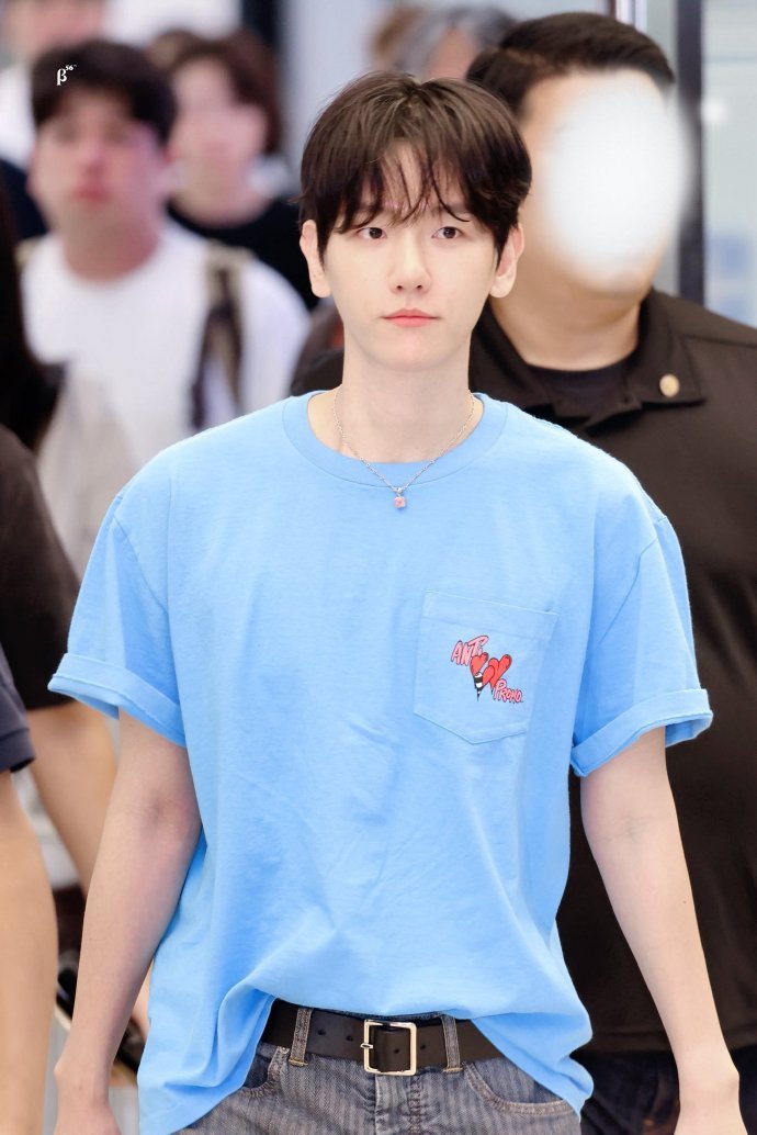 Baekie_bum's tweet photo. baby blue is his colour https://t.co/H68LShUmuk