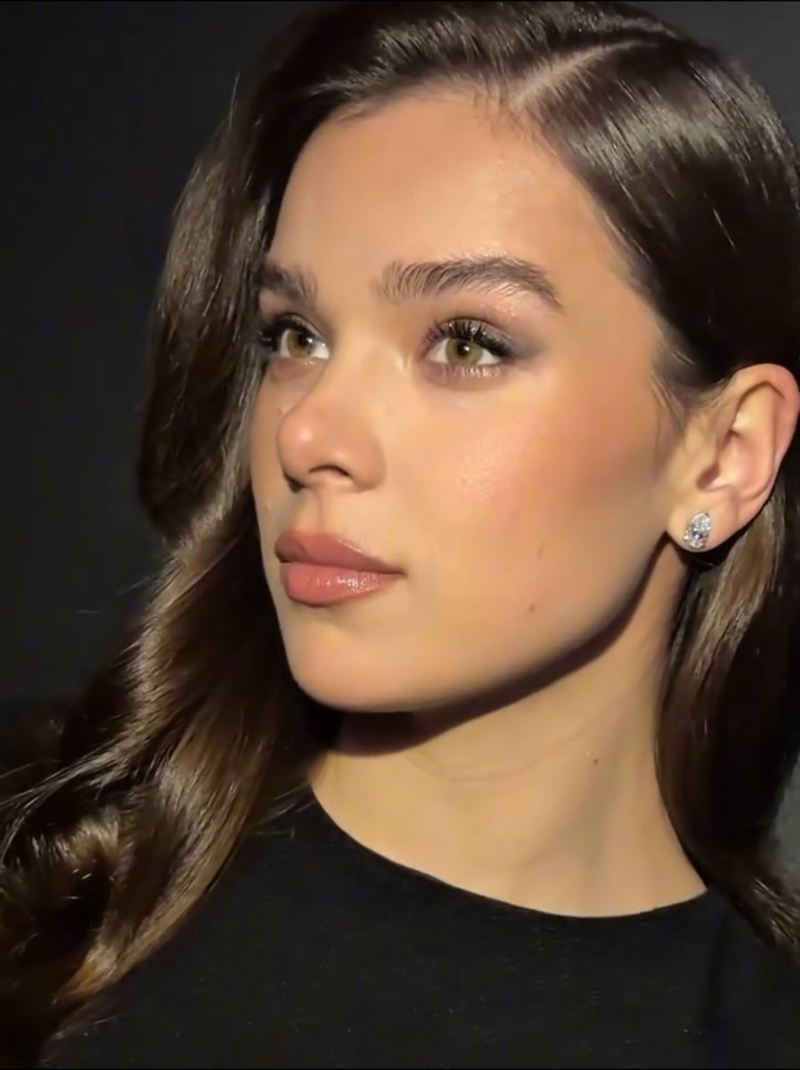 haizwatson's tweet photo. Those lips and eye's https://t.co/Z0ad5f2wpc