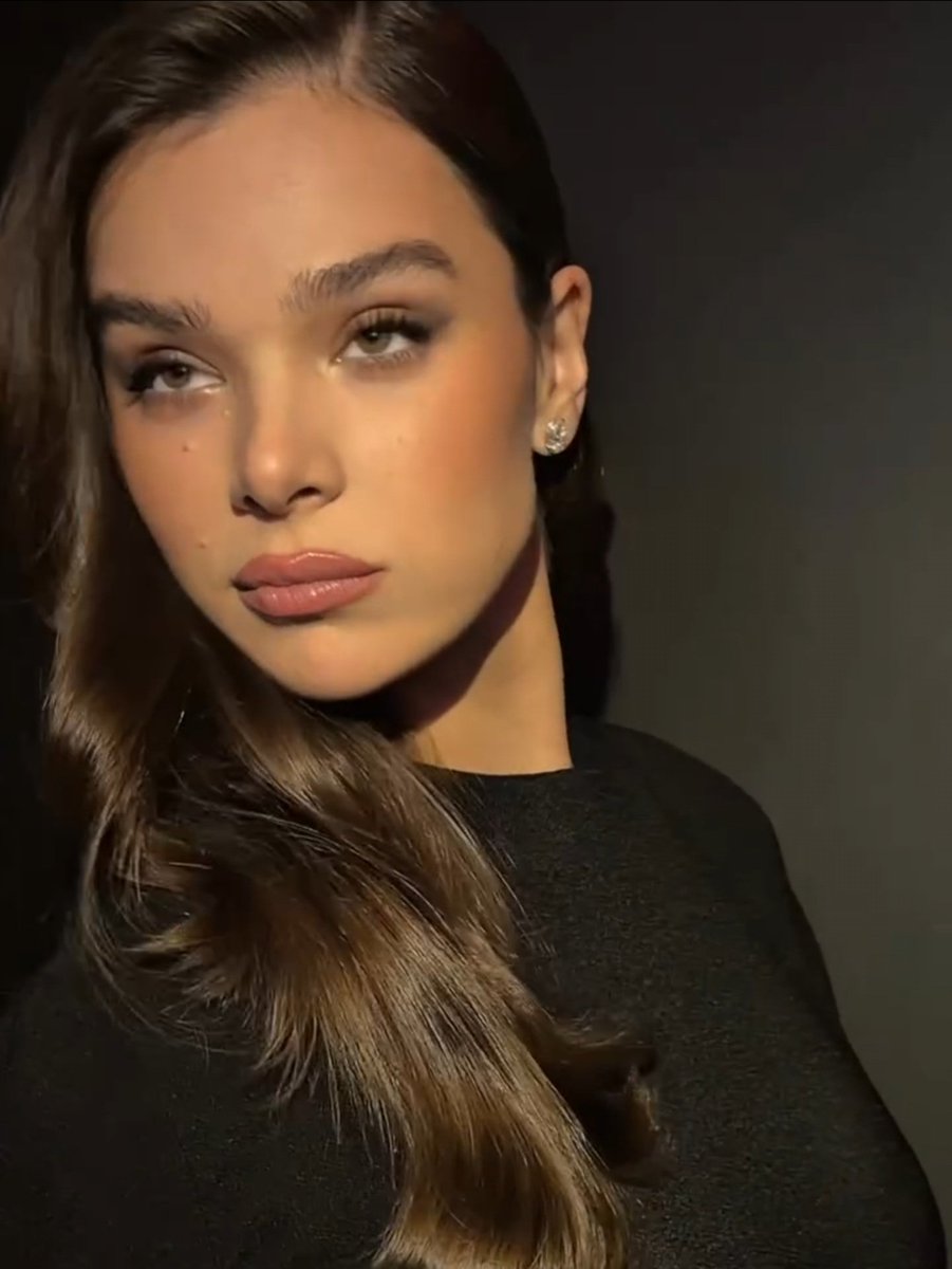 haizwatson's tweet photo. Those lips and eye's https://t.co/Z0ad5f2wpc