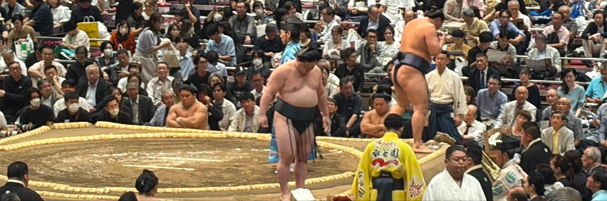 asako_sumou's tweet photo. 初日から水つけあってるの見れるのとか最高すぎやろ
ほんで待ってる時の格好そっくり！さすが兄弟やな〜 https://t.co/pky9GBJQTI