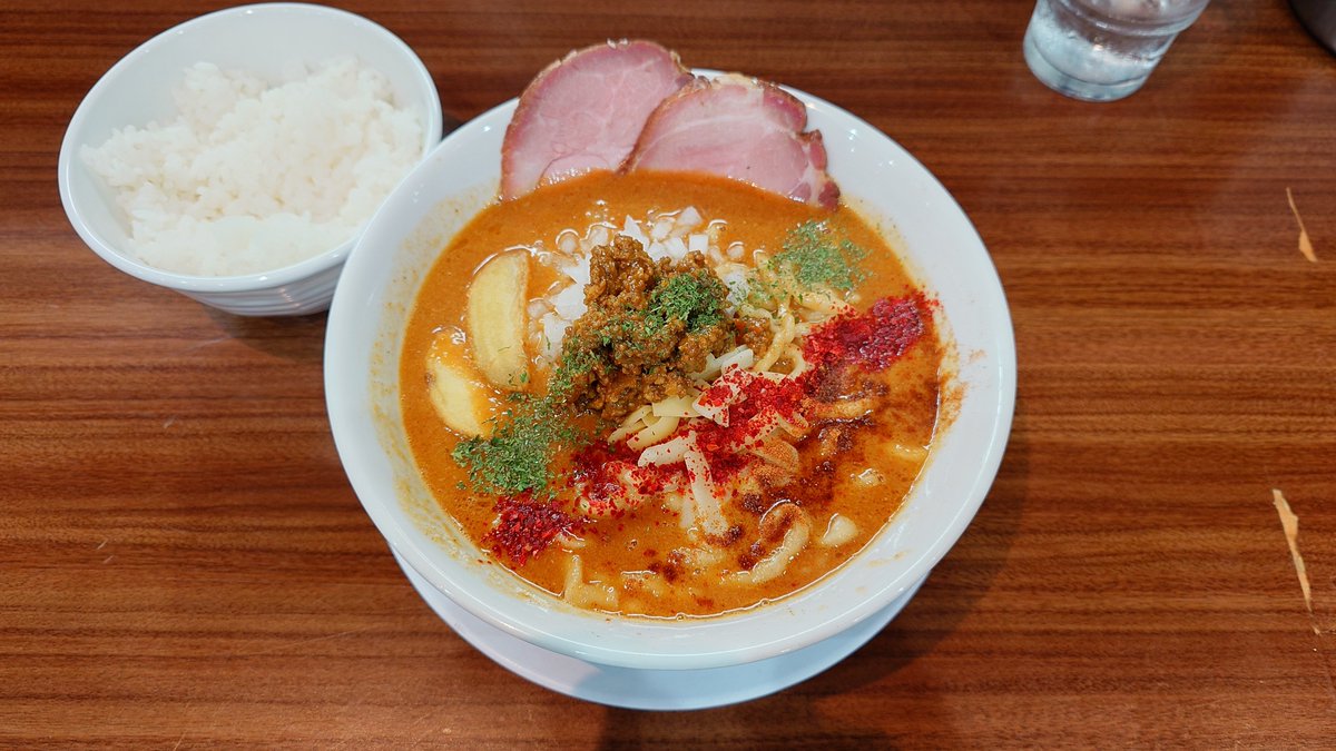 beaver_spreader's tweet photo. 155
自家製麺くまがい
限定・濃厚スパイス咖喱麺(中辛) 1100円
白めし 200円

カレー味にはライスは必須です。スパイシーで濃厚なカレースープは間違いない。上に乗ってる甘めな味付けのキーマ美味かったなー。食ってたらブドウ出てきたよ🍇キーマに入ってたのかな？ https://t.co/nPCb1uB4X4