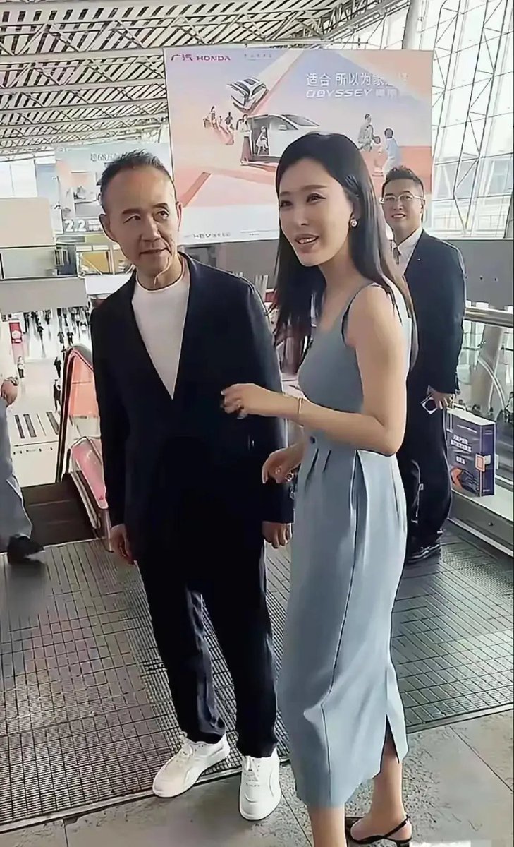 hlxf99's tweet photo. 有人说，田朴珺其实比王石有钱，并且现在王石已经75岁了，浑身没有脂肪没有肌肉，看上去干瘪瘪的，那还图他个啥呢，为什么不分手呢？

能问出这个问题的人其实不了解人性。

年轻女人找中老年大叔，只有两个需求，一是图钱，二是图名。田朴珺就是第二种。

如果现在她和王石分手，网上的吐沫星子能把她淹死。而她继���和王石在一起，就能继续在镁光灯下，享受着她以前靠做演员一辈子也达不到的一线女星的待遇。

这才是她追求的终极目标。