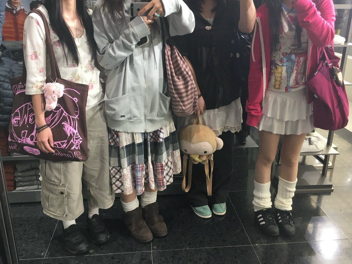 _sizip's tweet photo. 👩🏻‍❤️‍👩🏻👩🏻‍❤️‍👩🏻 https://t.co/Fgsrhp4CGd