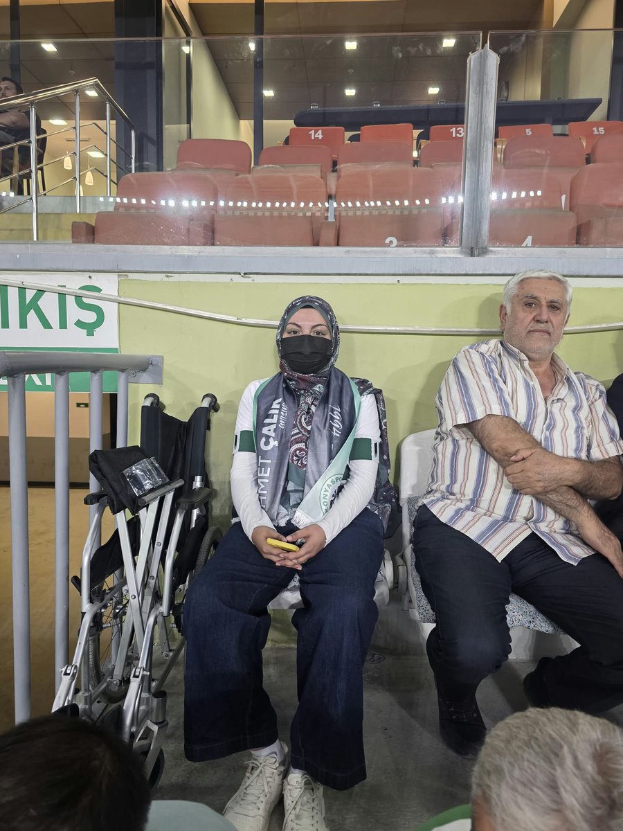 mesadcagla42's tweet photo. Konyaspor sevgisi engel tanımaz! 17 yaşındaki, omurilik kanseriyle mücadele eden Sude Ay Trabzonspor maçında tribündeki yerini aldı. Bu güzel buluşmaya vesile olan 42. Bölge Nalçacılılar ailesine teşekkür ediyorum . @rkikinci44453 @konyaspor #Konya #konyaspor https://t.co/g6n5qgqEVf