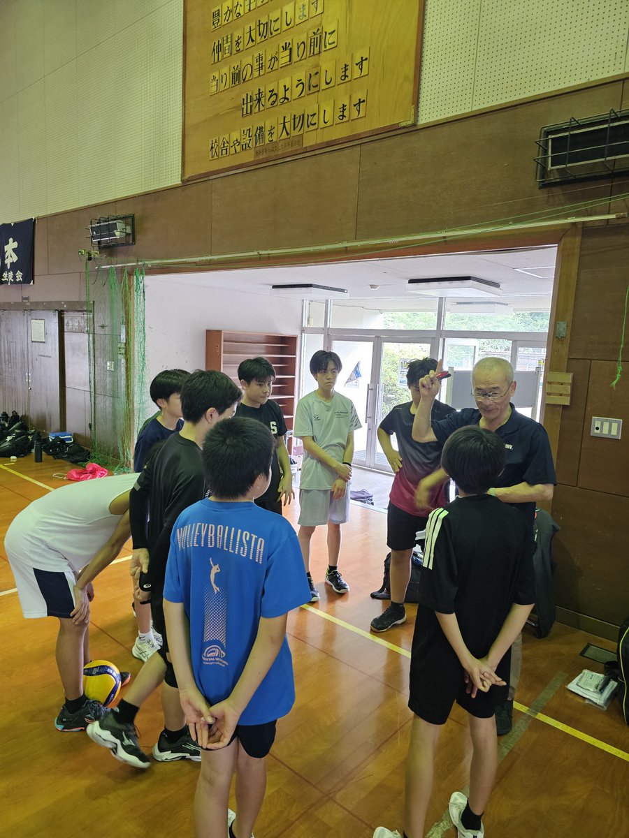 Gonjoy's tweet photo. 本日は布村先生にお運びいただきブロック講習。
バレーボールを始めた母校の若浦中でこうしたことができるのも感慨深い。
入口に貼られている【当たり前のことが当たり前にできるように】というのがまた今ささる https://t.co/PpGys22N3d