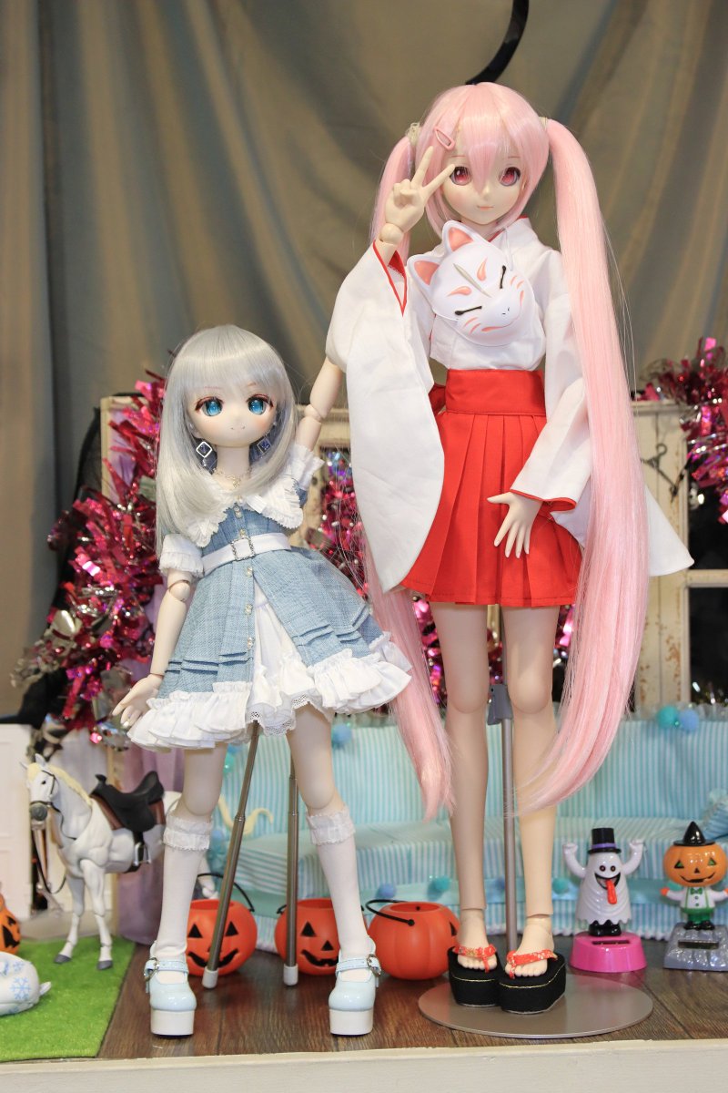 Octo10na7's tweet photo. イドル大阪に行って急いでカフェに帰ってきたら大事件が起きてしまった中、来店されてた方と撮った写真。
チビだねぇキミ。
#DollCafeTwinkleStars
#TSsPhoto https://t.co/PYn5IBMxma