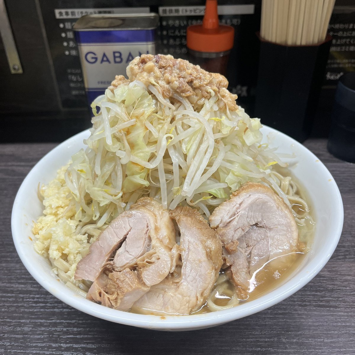 hoit_510's tweet photo. ラーメンピース
大ラーメン豚2枚　全マシ

夏が終わる前に食っときたい二郎系。なぜなら汗だくになりながら食う二郎が1番美味い説あるから🙄

#夏よ終わらないでくれ
#未練マシマシ

今年の夏は暑かった。でもやっぱり夏が好きだな。ご馳走様でした😌 https://t.co/4UGSqeq5Sk