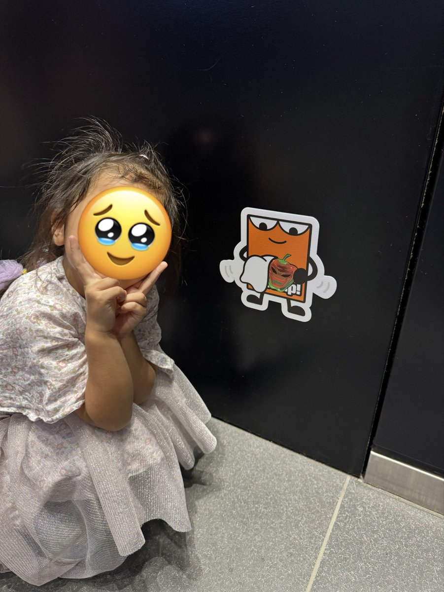 luiyuki's tweet photo. マスクドカメロが推しのうちのお嬢様、農園で母と共に2つとも鬼でめちゃくちゃむすくれていたところとても優しいお姉さんが交換してくれて大喜び。
本当に本当にありがとうございました😭😭
その後、ちゃんとカメロ見つけてご満悦で、初めてのポルノグラフィティのイベントを堪能できたようです。 https://t.co/0FSl83GMcB