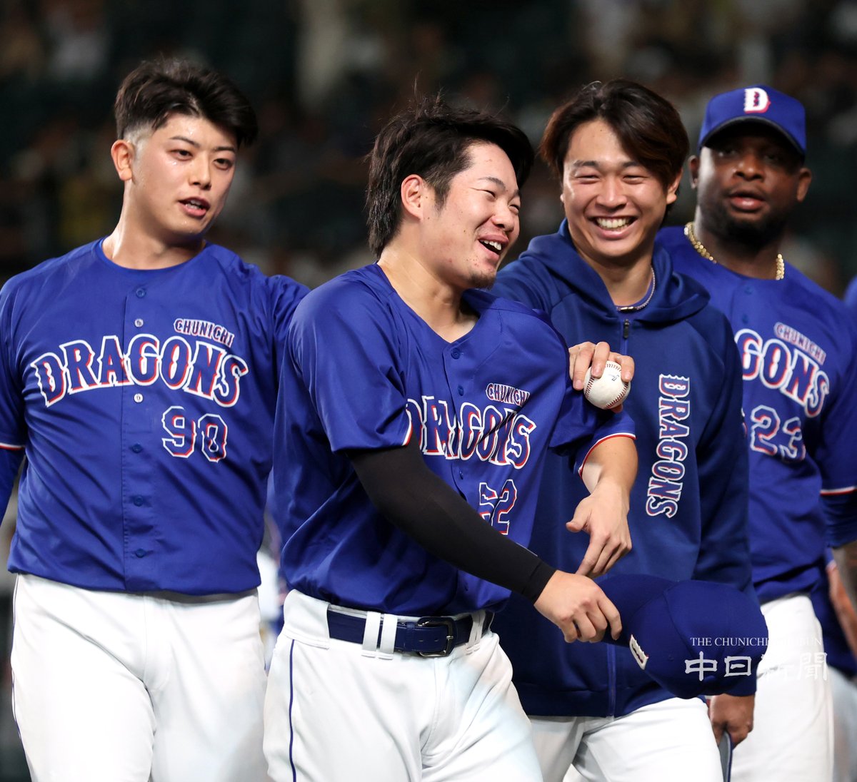chunichiphoto's tweet photo. 【ドラゴンズ】ウイニングボールを手に森博人投手と話す高橋宏斗投手 #中日新聞 #中日スポーツ https://t.co/iDyfwWrvJK