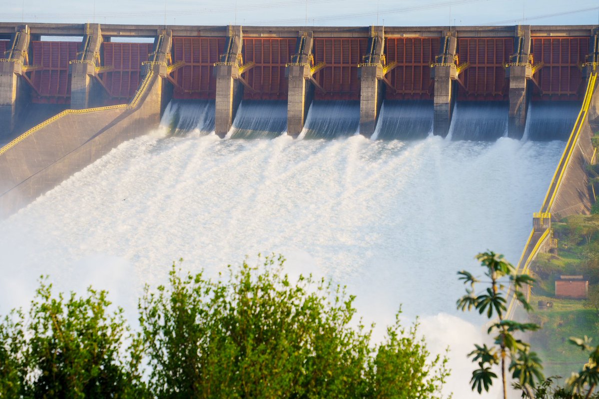 itaipuparaguay's tweet photo. 🌊✨ Así luce esta mañana el vertedero de ITAIPU.

La canaleta izquierda permanece abierta desde la madrugada de este domingo 13. La operación programada es necesaria para el control del nivel del embalse tras las lluvias registradas en la cuenca incremental de la represa. En este  momento, el vertido es de alrededor de 3100 m³/s. 

💧 Un espectáculo que permite apreciar la potencia y la belleza del agua que corre por el vertedero. 

📸  Sara Cheida.