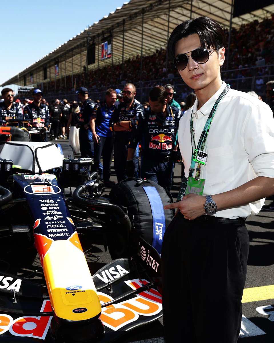 moonandenhypen's tweet photo. JAY and MAX's car at the Spanish GP https://t.co/z3jX7bezcM