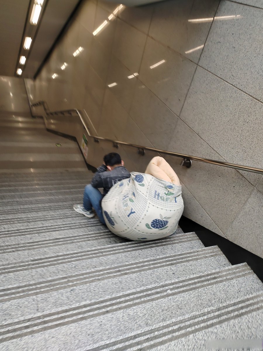 CathieBezzqr's tweet photo. A stranger helped me carry my heavy grocery bags up three flights when my hands were full with a crying kid. Small act that made my whole day. https://t.co/4pMgZd7A2S