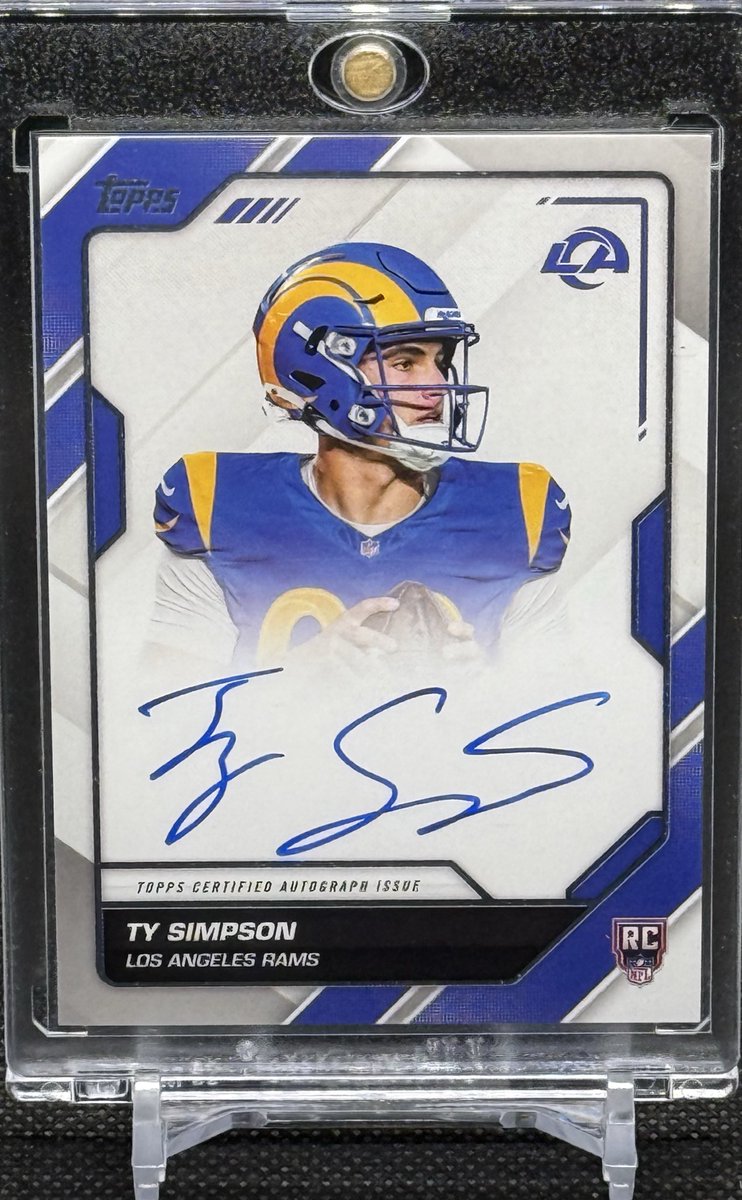 HendyRc189's tweet photo. Opened up one of my super box’s last night, but decided to save the last pack for today for some Birthday luck magic…#thehobby #thehobbyfamily #cardcollector #FGV #FGVs 

BOOM! @Get_BIG_Cards @DomCardboard @CardPurchaser @Topps https://t.co/WxXEmT0L5T