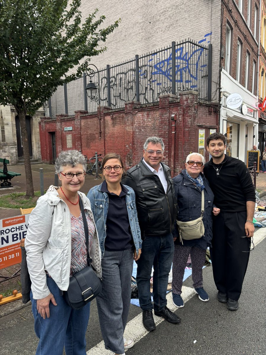 ToutpourLille's tweet photo. À Saint-Maurice Pellevoisin, même sous la pluie, on prolonge l’esprit #Braderie !
Avec @Ardeslandes, @A_Linkenheld &amp; @aneth_hembert, plaisir de retrouver les habitants, les asso et les commerçants, mobilisés pour faire vivre le quartier &amp; partager un après-midi convivial. #Lille https://t.co/K096Oe6KQM