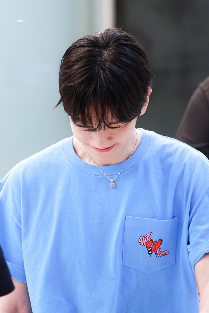 Baekie_bum's tweet photo. baby blue is his colour https://t.co/H68LShUmuk
