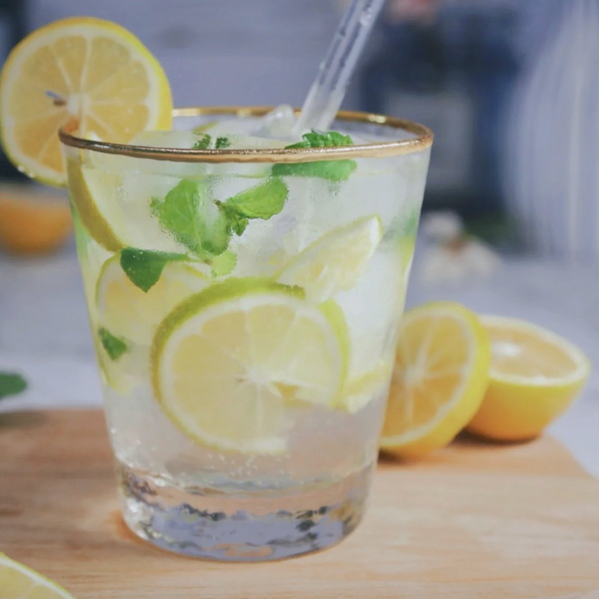 ElenoraMiehp6's tweet photo. Beat the heat in 2 mins! Whip up icy lemon mint soda: squeeze  lemon, muddle 5 mint leaves, top with cold soda u0026 a mint sprig. Refreshment unlocked!， https://t.co/NcsfrINClm