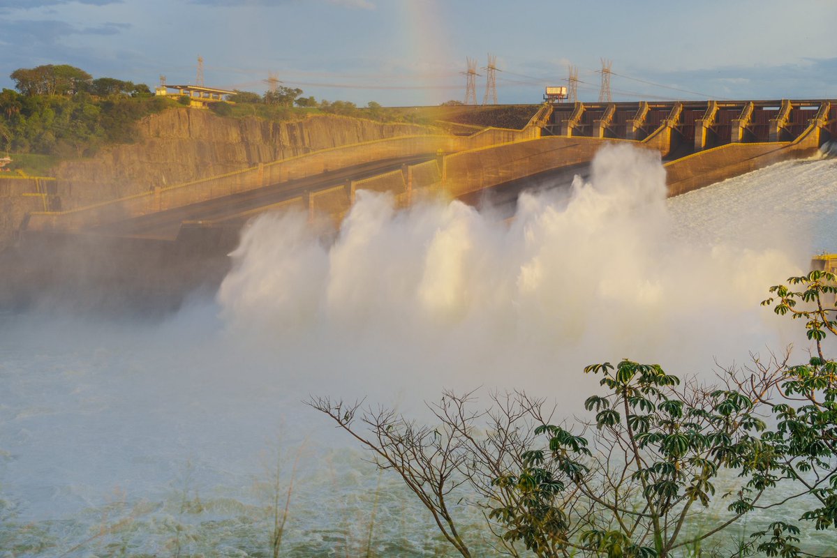 itaipuparaguay's tweet photo. 🌊✨ Así luce esta mañana el vertedero de ITAIPU.

La canaleta izquierda permanece abierta desde la madrugada de este domingo 13. La operación programada es necesaria para el control del nivel del embalse tras las lluvias registradas en la cuenca incremental de la represa. En este  momento, el vertido es de alrededor de 3100 m³/s. 

💧 Un espectáculo que permite apreciar la potencia y la belleza del agua que corre por el vertedero. 

📸  Sara Cheida.