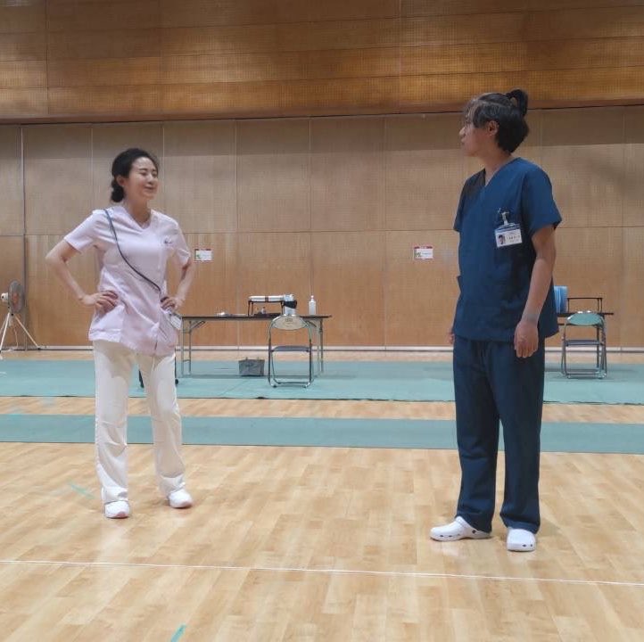 meshiakeikaku's tweet photo. 土日は９月公演の合同稽古でした‼️

実際の衣装を着ての衣装付き通し💁
今まで気づかない部分が色々と見えてきましたね👀✨

皆様‼️この世界観をぜひ劇場で🤩

【チケット予約サイト】🎫✨

https://t.co/Z18x8AhTG9 

《応援してるキャスト》で役者名を選択して下さい💁

#BJよろ2026 -山梨公演- https://t.co/PCLOsptz5A