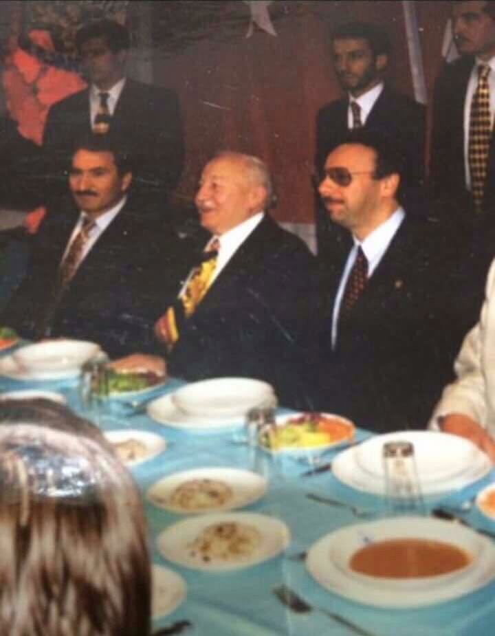 fsdenizolgun's tweet photo. Sayın Fatih Erbakan;

Size babanızdan ötürü; daha iltimaslı davranmaya çalışacağım.

Sayın Cumhurbaşkanımıza muhalif olduğunuz için, Kurişiiler hakkında yaptığınız irrasyonel yorumlarınızdan lütfen rücu edin. Tarihin doğru tarafında yer alın.

Rahmetli Babanızın en büyük düşmanlarından biri, Kemal Kacar Bey Ağabeyimizdi.

Kemal B.A, babanızdan çok nefret ederdi. Bir seçimde dahi babanızı asla desteklemedi. Her zaman Sayın Süleyman Demirel Beyi destekledi, babanızı hep eleştirdi. Babanız cemaatimiz tarafından haşa "münafık" olarak görülüyordu. Bunu eskilerinin hepsi bilir. 

Ben buna katılmıyorum. Merhum Babanızın 2011'deki cenaze namazına katıldım. Merhum Mahmut Efendi K.S Hazretlerinin de, cenaze namazına 2022 yılında, TBMM'den özel izin isteyerek katılmıştım. Çünkü Dedemin K.S usulü böyleydi. Ehli Sünnetin birliği ve kardeşliği esastı.

Kemal B.A, şeyh veya manevi varis değildi. İtikadı sağlamdı, "ben sadece idari işlerdeki abinizim" derdi. 1999 yılına kadar cemaatimiz altın devrini yaşamıştı.

Kemal B.A'in; faiz konusundaki hükmüne karşı çıkan, Kemal B.A'in de hatasız olmadığını söyleyen; Dedemin K.S kovulmayan hasbi talebeleri de vardı. Bunlardan biri Mehmet Arıkan Hocaydı. Başka talebeler de var, ama onları da ifşa ederek tehlikeye atmak  istemem.

Kemal Kacar Bey Ağabeyimizi en çok biz seviyoruz. Kemal Kacar Bey Ağabeyimiz de aileden en çok babamı seviyordu. 

Amcam, Kemal B.A' e 1980'li yıllarda bıçak çekti. Babaannem Kemal B.A'e karşı, Bedia Sultan Teyzemizin irtihali sonrasında 4 eşle evlenmesinden sonra cephe aldı. 1980-1990'lı yıllarda; Cemaatimiz içinde babaannemi savunanlar ablacılar, Kemal B.A'i savunanlar abiciler olarak anıldı. İhtilaflar, kutuplaşmalar başladı. Hatta bazı aile fertlerimiz Kemal B.A'e hâşâ "Kara Kemal" bile dediler.

Babam ise bu ihtilafların hiçbir yerinde yer almadı. Kemal B.A babamı çok aklı başında bulurdu ve amcamı hiç bulmazdı.

Kemal B.A, amcamı siyaseten de hep engellemeye çalıştı. Mesut Yılmaz, Tansu Çiller ve Süleyman Demireli arayarak amcama hep set örmeye çalıştı.

1991 seçimlerinde, amcam Anaptan aday adayı olduğu halde; aday listesine Kemal B.A'in müdahaleleri sebebiyle konulmadı.

1995 seçimlerinde; amcam DYP Antalya aday adayı olduğu vakit, Kemal B.A Süleyman Beyi arayarak, amcamı seçilemeyecek sıradan aday yaptırmıştı.

Amcam geçici listeler açıklandığı vakit; bunalıma girip ülkeyi terk etmeyi dahi düşünmüştü. Kesin listeler açıklanmasına bir hafta kala, devreye İBB Başkanımız Sayın Cumhurbaşkanımız devreye girmişti. 

Sayın Cumhurbaşkanımız bir haftada cebir uygulayarak, Refah Partisi Antalya 1. Sıra Adayı olan profesör hocayı istifa ettirmişti. Bu vesileyle, 1995 yılında Amcam Refahtan meclise girebilmişti.

28 Şubat darbesi olunca, amcam Refahtan istifa edip, Hüsamettin Cindoruk Beyin kontenjanı üzerinden kısa süreliğine bakanlık yapabilmişti.

Kemal B.A, amcamın bakan olduğunu TV'lerden görünce koltuğa çöktü. "Yazıklar olsun, Ahmet yolumuzu sattı, onu boşuna mı bu dönemde bakan yaptılar, Ahmet yolumuza çok büyük zararlar verecek." dedi. Hatta, Kemal B.A, amcamı her yerden yasaklamayı düşündü, o zaman ki naip olan Merhum Ahmet Cavit Gür Bey bu yasağa mani oldu.

Kemal B.A bu sebeplerle gerçek vasiyetinde, her şeyi babama bıraktı. 28 Şubatçıların çıldırıp, istişare heyeti uydurmasıyla oluşan sahte vasiyette bile, heyet başkanı babamdı.

Bunları bilmediğiniz için, sizin için bir kez daha anlattım.

Bizlerde, sizden bir açıklama bekliyoruz.

Sizler ile A.Oktar arasında, çift taraflı olarak; o değişik övgüler niye cereyan etti?

Kurişiiler ile Oktarcılar; aynı ahtapot tarafından mı yönetiliyor?

Yargı kesin kararını verince; ağız değiştirip kitaplar çok güzeldi minvalinde konuşmuşsunuz, ama önceki savunmalarınızda tecavüz videolarını sizler gördünüz mü diye gazetecileri paylıyordunuz.

Hayrdır inşaAllah, niye ağız değiştirdiniz?
İnşaAllah, şantaja uğramadınız?

Soruların cevabını, milletimize güzelce veremeden, seçimlerde kimseden oy istemeyin.

Saygılar, Selamlar 
@erbakanfatih