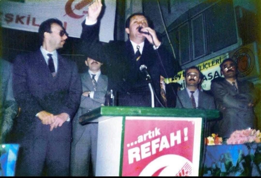 fsdenizolgun's tweet photo. Sayın Fatih Erbakan;

Size babanızdan ötürü; daha iltimaslı davranmaya çalışacağım.

Sayın Cumhurbaşkanımıza muhalif olduğunuz için, Kurişiiler hakkında yaptığınız irrasyonel yorumlarınızdan lütfen rücu edin. Tarihin doğru tarafında yer alın.

Rahmetli Babanızın en büyük düşmanlarından biri, Kemal Kacar Bey Ağabeyimizdi.

Kemal B.A, babanızdan çok nefret ederdi. Bir seçimde dahi babanızı asla desteklemedi. Her zaman Sayın Süleyman Demirel Beyi destekledi, babanızı hep eleştirdi. Babanız cemaatimiz tarafından haşa "münafık" olarak görülüyordu. Bunu eskilerinin hepsi bilir. 

Ben buna katılmıyorum. Merhum Babanızın 2011'deki cenaze namazına katıldım. Merhum Mahmut Efendi K.S Hazretlerinin de, cenaze namazına 2022 yılında, TBMM'den özel izin isteyerek katılmıştım. Çünkü Dedemin K.S usulü böyleydi. Ehli Sünnetin birliği ve kardeşliği esastı.

Kemal B.A, şeyh veya manevi varis değildi. İtikadı sağlamdı, "ben sadece idari işlerdeki abinizim" derdi. 1999 yılına kadar cemaatimiz altın devrini yaşamıştı.

Kemal B.A'in; faiz konusundaki hükmüne karşı çıkan, Kemal B.A'in de hatasız olmadığını söyleyen; Dedemin K.S kovulmayan hasbi talebeleri de vardı. Bunlardan biri Mehmet Arıkan Hocaydı. Başka talebeler de var, ama onları da ifşa ederek tehlikeye atmak  istemem.

Kemal Kacar Bey Ağabeyimizi en çok biz seviyoruz. Kemal Kacar Bey Ağabeyimiz de aileden en çok babamı seviyordu. 

Amcam, Kemal B.A' e 1980'li yıllarda bıçak çekti. Babaannem Kemal B.A'e karşı, Bedia Sultan Teyzemizin irtihali sonrasında 4 eşle evlenmesinden sonra cephe aldı. 1980-1990'lı yıllarda; Cemaatimiz içinde babaannemi savunanlar ablacılar, Kemal B.A'i savunanlar abiciler olarak anıldı. İhtilaflar, kutuplaşmalar başladı. Hatta bazı aile fertlerimiz Kemal B.A'e hâşâ "Kara Kemal" bile dediler.

Babam ise bu ihtilafların hiçbir yerinde yer almadı. Kemal B.A babamı çok aklı başında bulurdu ve amcamı hiç bulmazdı.

Kemal B.A, amcamı siyaseten de hep engellemeye çalıştı. Mesut Yılmaz, Tansu Çiller ve Süleyman Demireli arayarak amcama hep set örmeye çalıştı.

1991 seçimlerinde, amcam Anaptan aday adayı olduğu halde; aday listesine Kemal B.A'in müdahaleleri sebebiyle konulmadı.

1995 seçimlerinde; amcam DYP Antalya aday adayı olduğu vakit, Kemal B.A Süleyman Beyi arayarak, amcamı seçilemeyecek sıradan aday yaptırmıştı.

Amcam geçici listeler açıklandığı vakit; bunalıma girip ülkeyi terk etmeyi dahi düşünmüştü. Kesin listeler açıklanmasına bir hafta kala, devreye İBB Başkanımız Sayın Cumhurbaşkanımız devreye girmişti. 

Sayın Cumhurbaşkanımız bir haftada cebir uygulayarak, Refah Partisi Antalya 1. Sıra Adayı olan profesör hocayı istifa ettirmişti. Bu vesileyle, 1995 yılında Amcam Refahtan meclise girebilmişti.

28 Şubat darbesi olunca, amcam Refahtan istifa edip, Hüsamettin Cindoruk Beyin kontenjanı üzerinden kısa süreliğine bakanlık yapabilmişti.

Kemal B.A, amcamın bakan olduğunu TV'lerden görünce koltuğa çöktü. "Yazıklar olsun, Ahmet yolumuzu sattı, onu boşuna mı bu dönemde bakan yaptılar, Ahmet yolumuza çok büyük zararlar verecek." dedi. Hatta, Kemal B.A, amcamı her yerden yasaklamayı düşündü, o zaman ki naip olan Merhum Ahmet Cavit Gür Bey bu yasağa mani oldu.

Kemal B.A bu sebeplerle gerçek vasiyetinde, her şeyi babama bıraktı. 28 Şubatçıların çıldırıp, istişare heyeti uydurmasıyla oluşan sahte vasiyette bile, heyet başkanı babamdı.

Bunları bilmediğiniz için, sizin için bir kez daha anlattım.

Bizlerde, sizden bir açıklama bekliyoruz.

Sizler ile A.Oktar arasında, çift taraflı olarak; o değişik övgüler niye cereyan etti?

Kurişiiler ile Oktarcılar; aynı ahtapot tarafından mı yönetiliyor?

Yargı kesin kararını verince; ağız değiştirip kitaplar çok güzeldi minvalinde konuşmuşsunuz, ama önceki savunmalarınızda tecavüz videolarını sizler gördünüz mü diye gazetecileri paylıyordunuz.

Hayrdır inşaAllah, niye ağız değiştirdiniz?
İnşaAllah, şantaja uğramadınız?

Soruların cevabını, milletimize güzelce veremeden, seçimlerde kimseden oy istemeyin.

Saygılar, Selamlar 
@erbakanfatih