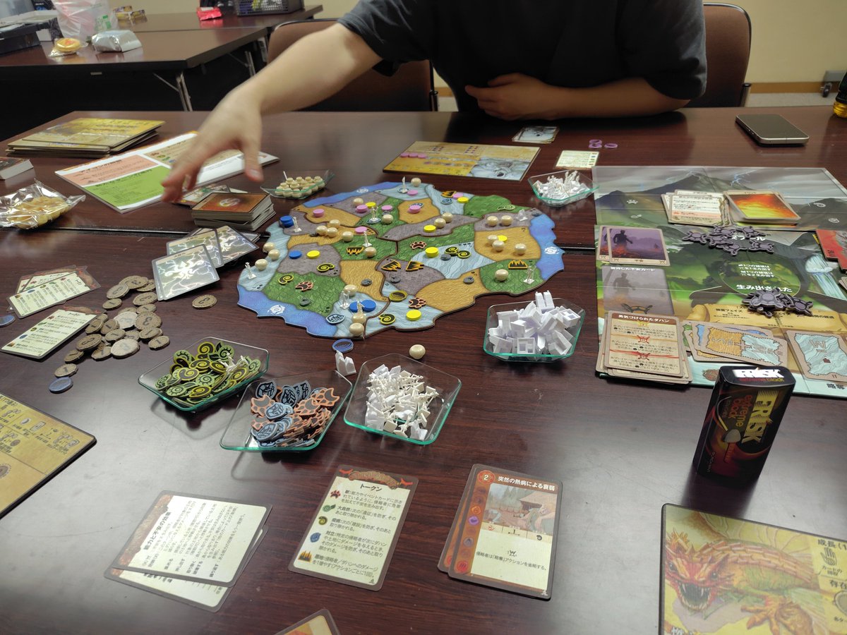 bg3104's tweet photo. 本日はクローズで協力ゲーム会
・ヘルパゴス（拡張入り）
・スピリットアイランド
・イーオンズエンド
・ギャングポーカー
・ファンファクツ
スピリットアイランドはまだまだ回したい！！また次回よろしくお願いします😊 https://t.co/9HPdxyqCUs