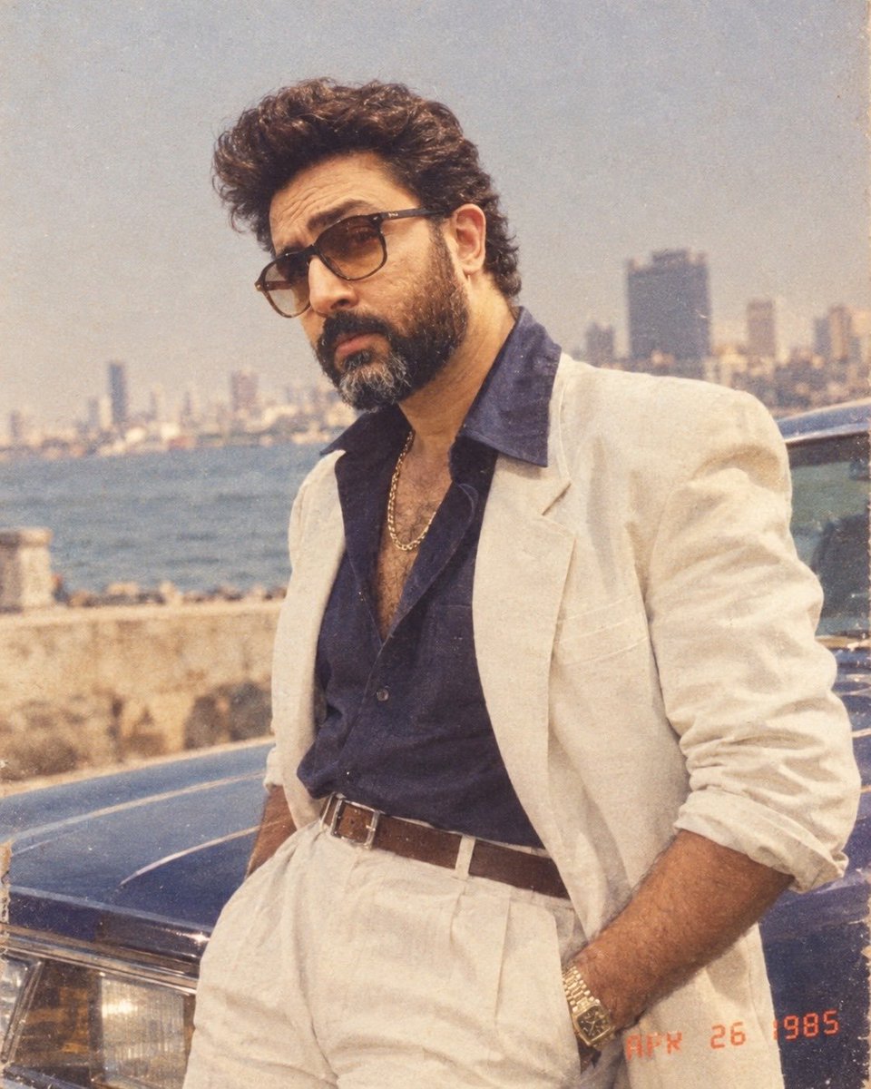 BachchanJrFC's tweet photo. Okay but @juniorbachchan clocked it here! 😎

#AbhishekBachchan #ABCrew
#Retro #80sTrend #Trending
#Bollywood #BollywoodMovies #IndianCinema https://t.co/pmnjlFyJqn