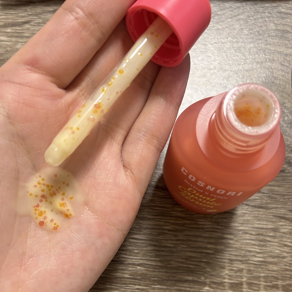 mmts0705's tweet photo. COSNORI レチナールPDRNデュアルカプセルセラム💊

レチナール0.1％の黄色カプセルと、PDRNのオレンジカプセルが配合された、新感覚の美容液です。とびっこみたいなつぶつぶ感触が新しい！肌に滑らせるとカプセルは潰れて馴染みます。これは楽しいし、スキンケアのテンションを高めてくれそうです！ https://t.co/SNlLSpQF24