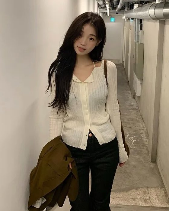 eunnko's tweet photo. 가을 코디 이대로 입자..     

살짝 루즈한데 핏은 다 살려줘서 분위기랑 비율 둘 다 챙김 https://t.co/8XosFfGrBG